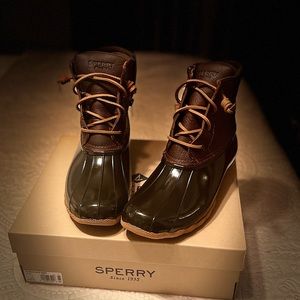Beautiful Sperry leather duck boot.